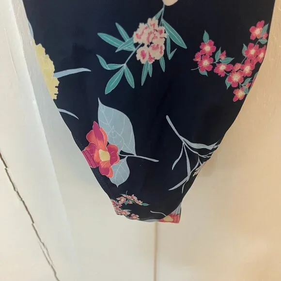 GENTLY USED GIRL'S ROXY BEAUTIFUL FLORAL BATHING SUIT, SIZE 10